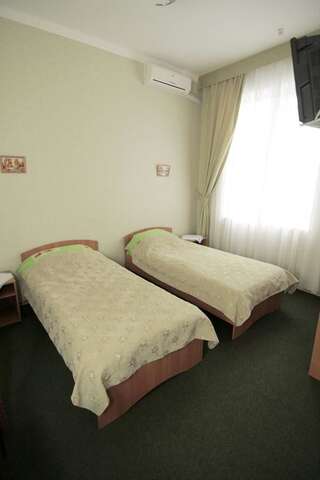 Отель Admiral Hotel Скадовск Стандартный двухместный номер с 1 кроватью или 2 отдельными кроватями-4